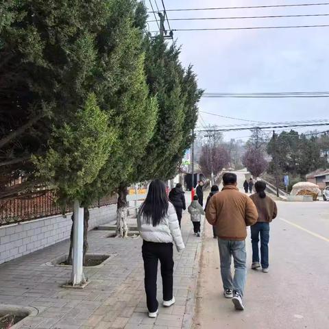 筑牢安全防线，守护成长之路——梁原学区教育集团分校杜家沟小学开展校外安全隐患排查活动