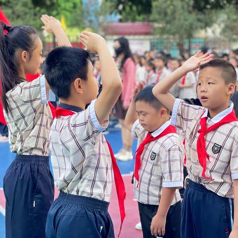 学习二十大 争做好队员——南宁市友衡学校2023年庆祝“六一”国际儿童节暨少先队新队员入队仪式