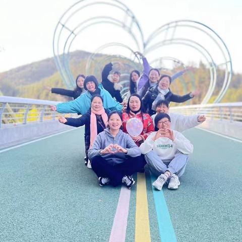 笑靥踏春行，巾帼展风采——玉山中学庆三八团建活动