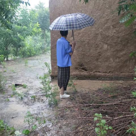 雨中巡查除隐患