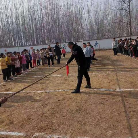 拔河比赛促团结 同心同德勇作为———— 金寨小学拔河比赛