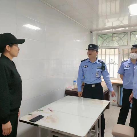 【警民一家亲】-城北派出所为胜利东社区送温暖餐桌