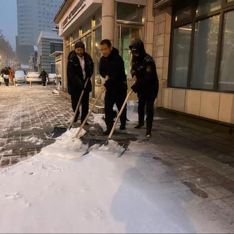 泉城路办事处城管队员大雪过后的清雪行动