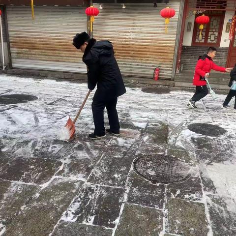 泉城路城管清理积雪