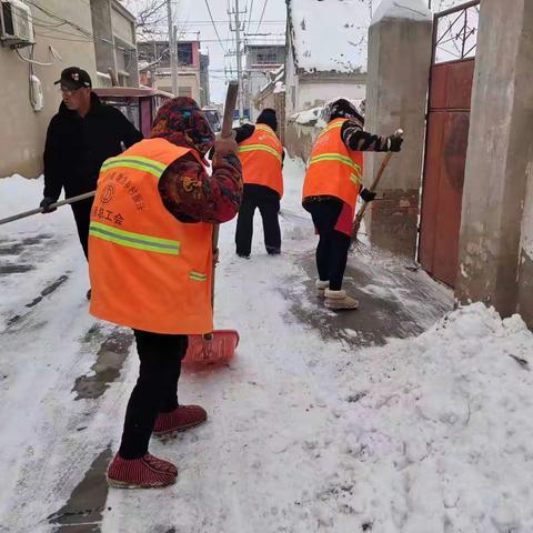 积雪清扫迎新春  铲冰除雪保出行