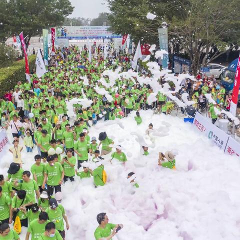 中国人寿700健行“潮动三月三   民族体育炫”
亲子千人泡泡炫走活动