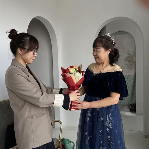 【幸福历城 群众满意】全福街道烟厂社区开展重阳节老年人婚纱摄影活动