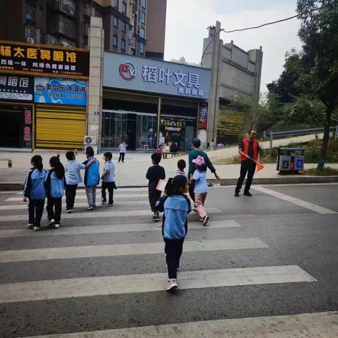 暖心“护学岗” 浓浓“秋日情 ——吉星小学六（11）班护学执勤岗