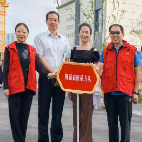 襄阳市老年大学2025年秋季开学：志愿红马甲，温暖校园路