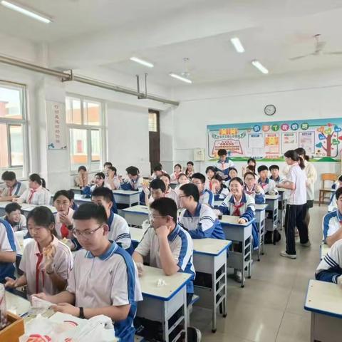“奖励肯定表现，前路越走越好”八年级六班奖励全班表现