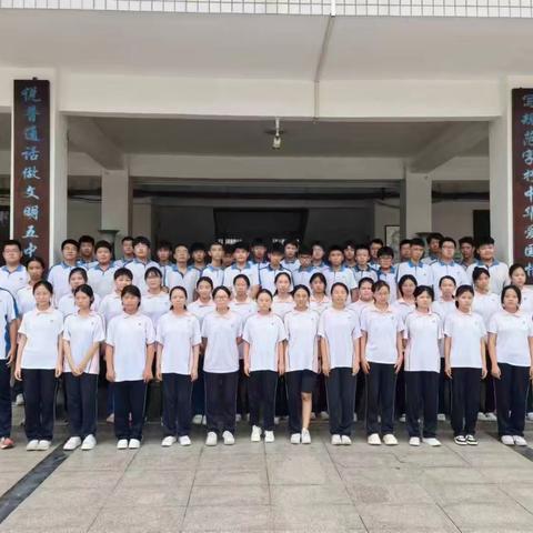“劳动挥洒激情汗水，付出收获美丽果实”——八年级六班暑期护校活动