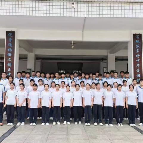 “浇灌汗水智慧，绘就美好生活”—八年级六班护校活动