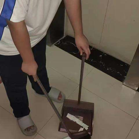 “学雷锋，我行动-清洁楼道，我在行”八年级六班活动实记