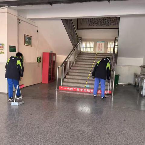 “享劳动之乐 创校园之美”寒假九年级五六班护校实记
