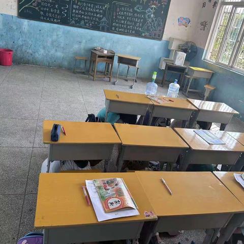 防震减灾、防患未然——中畈杉山小学防震演练