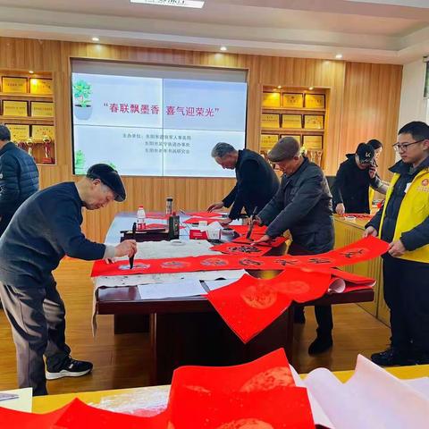 关爱退役军人发放春联年画