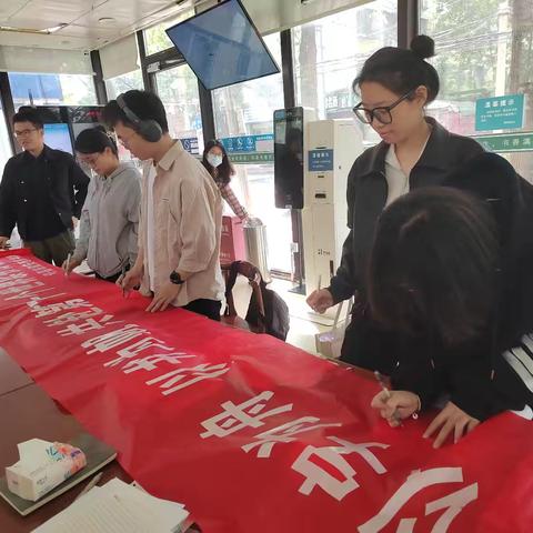 世界读书日：在科技时代重拾书本的温度