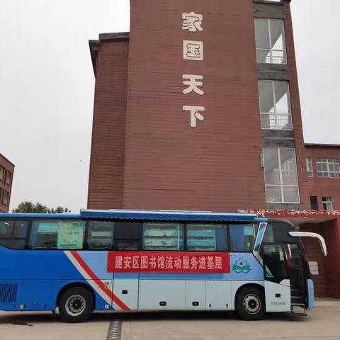 流动图书下基层走进灵井一中