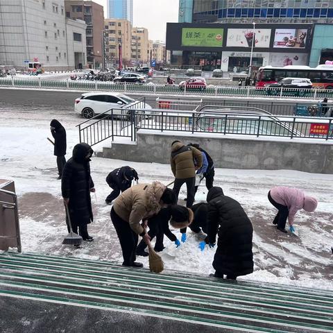 瑞雪兆丰年 扫雪暖人心