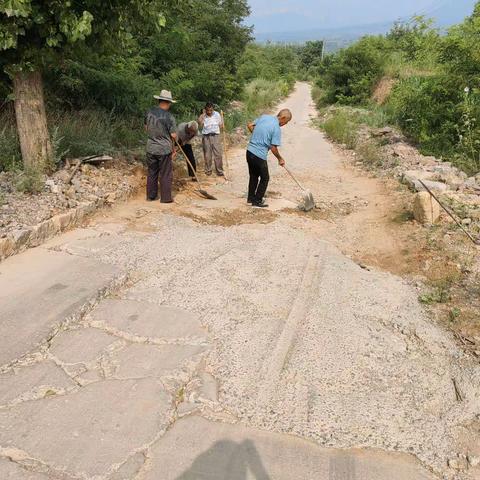 岩头岭村进出村道路损毁严重，岩头岭村网格员带人修复，修缮