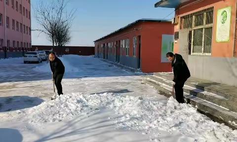 寒风凛冽银装素裹，扫雪除冰情暖校园！