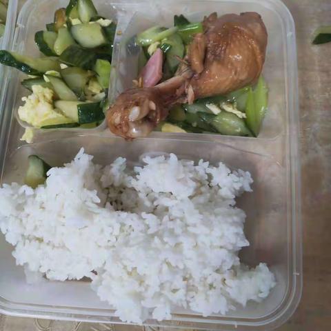 养老助餐，暖胃又暖心！临港街道综合养老服务中心送餐了！