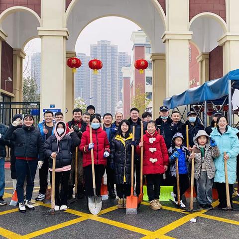 凝心聚力除冰雪，暖心护行迎开学