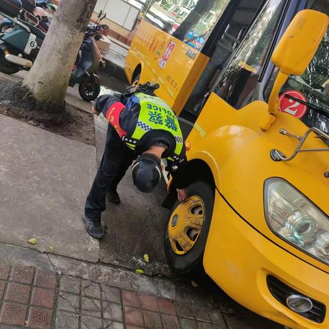 海口市公安局交警支队龙华大队对昌茂花园学校校车进行检查