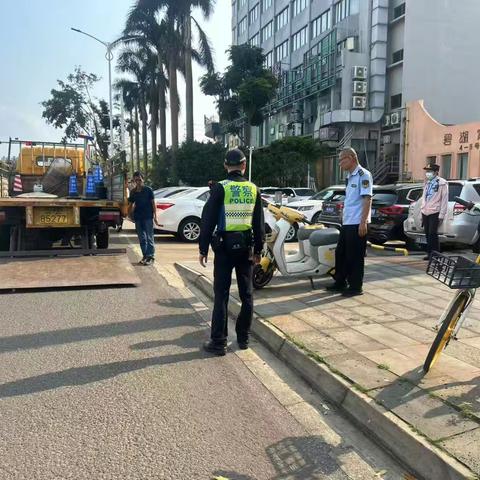 海口市公安局交通警察支队联合辖区综合执法部门整治共享电动自行车