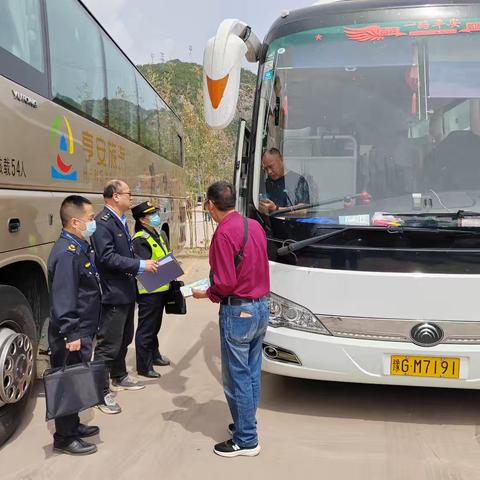 旅游包车专项联合执法行动保障出行安全
