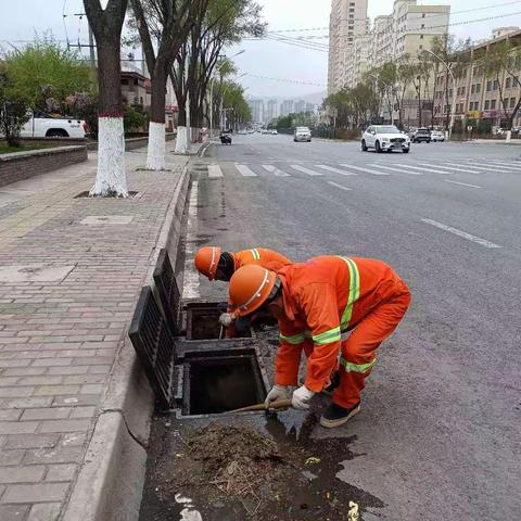 正值雨季来临之际，景辉物业公司为营造良好的宜居生活环境，对辖区祁连路，火车站周边，下雨水井进行清掏