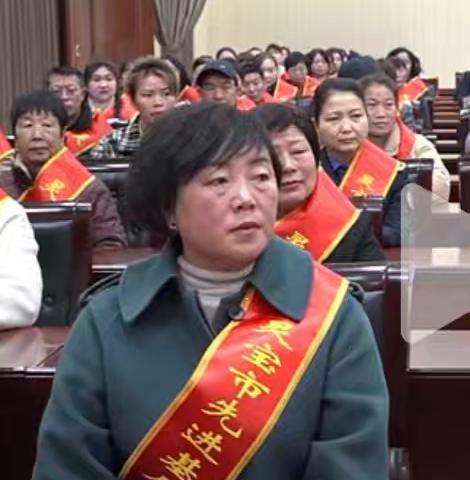 社区里的巾帼红