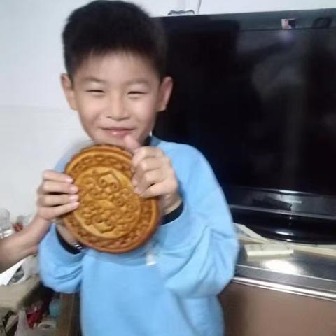 月饼享温馨，中秋庆团圆