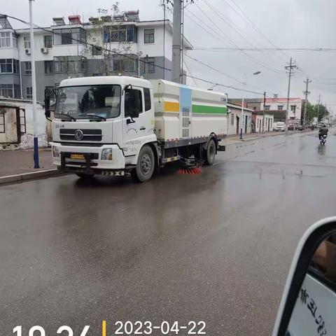 【深泽环卫】借“雨”来洁城，环卫工人忙不停