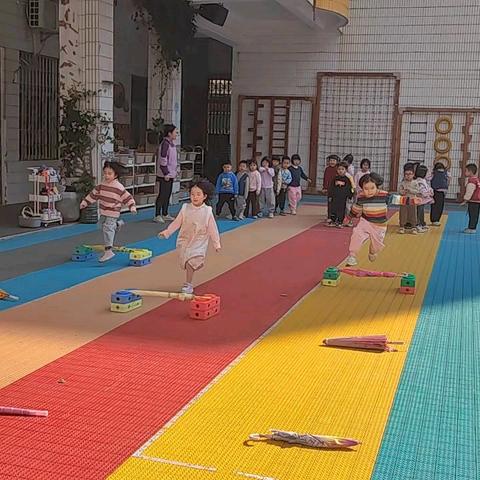 中四班班本课程——“伞伞”发光