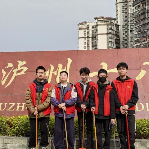 青春志愿行，共筑文明城——泸州十八中八年级七班寒假社会公益实践纪实 寒冬未尽，春意渐浓。在这个温暖的寒假里，泸州市第十八中学校八年级七班的同学们，化身小小志愿者，走出校园、走进社区，用实际行动参与活动