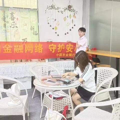 龙归支行开展“普惠共享轻松支付”主题宣传活动