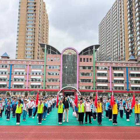 “红领巾  爱祖国” ——锄沟小学入队仪式暨表彰大会