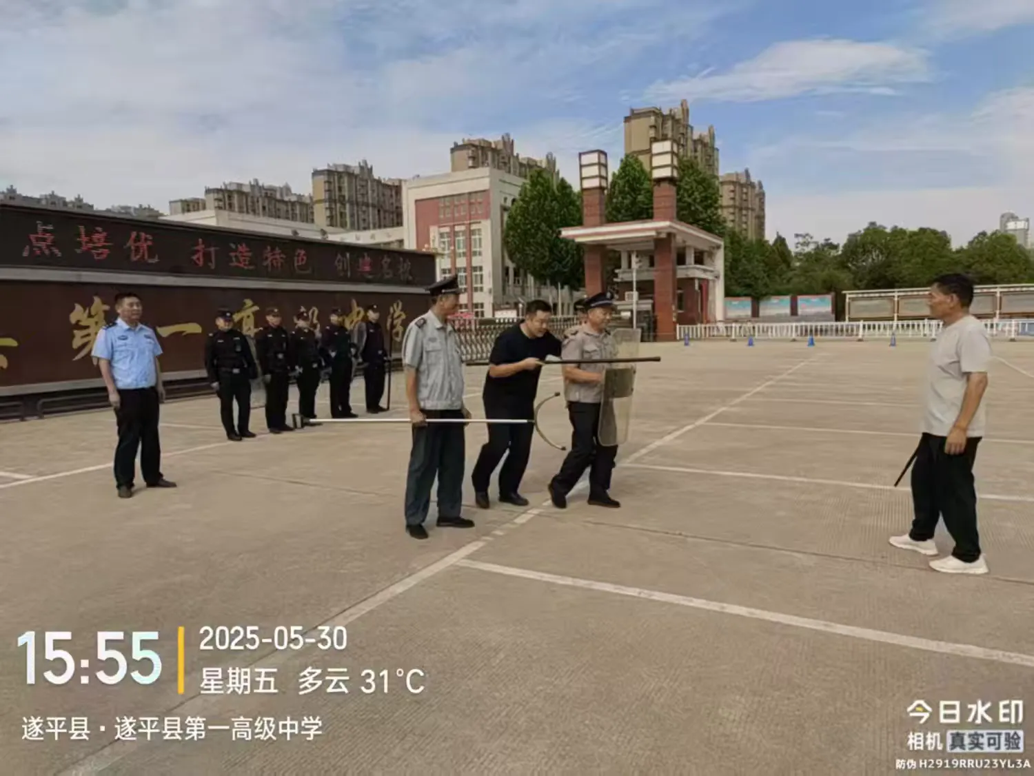 简篇-筑牢安全防线:高考前夕公安局专项检查组和县分公司领导一起深入校园督导执勤防暴演练 简篇-筑牢安全防线:高考前夕公安局专项检查组和县分公司领导一起深入校园督导执勤防暴演练