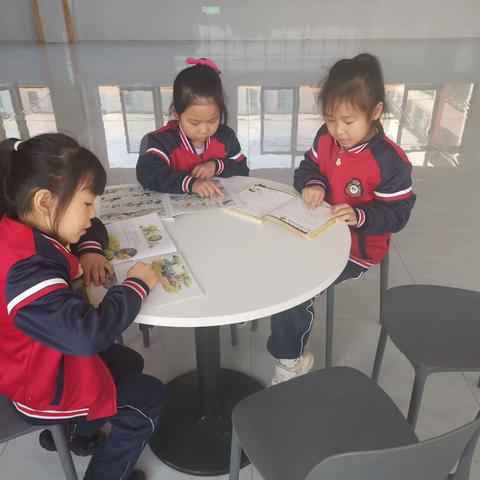 “书香伴我行，阅读助成长”—悦轩中学一年级一班阅读活动