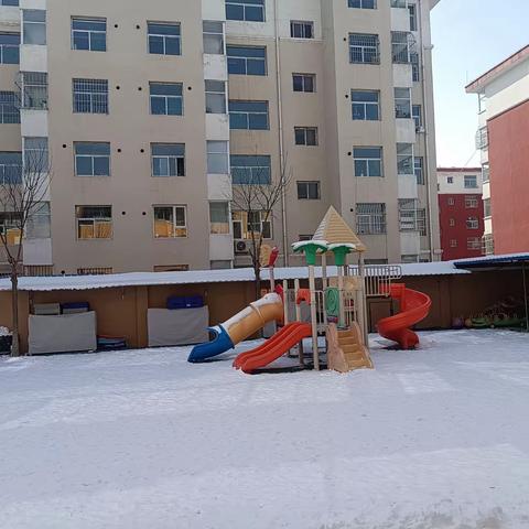 风雪弥漫处，扫雪情意浓——县直二幼除雪活动