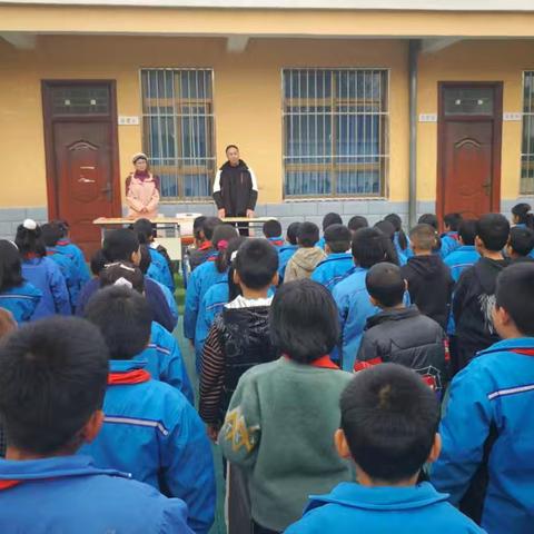 黄泥湾小学期中质量检测表彰奖励活动