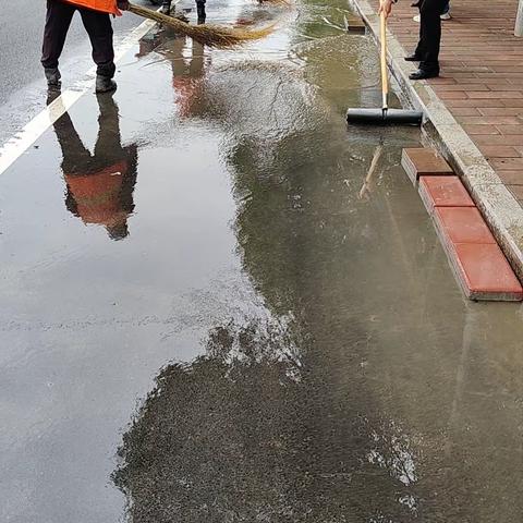 “雨后清理忙”，为方便群众出行，鄄城县环境卫生服务中心快速清理积水，确保道路畅通