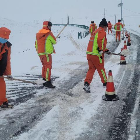 湟源公路总段迅速应对极端降雪天气