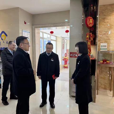 寒冬送暖，情系基层——区分行党委委员、副行长兼呼和浩特市分行党委书记、行长曹俊强元旦前夕深入一线慰问员工