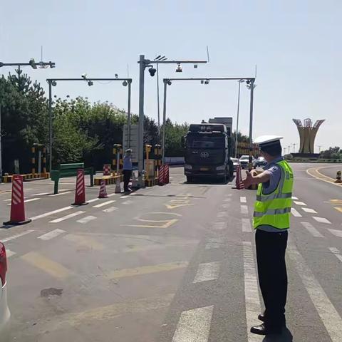 旅游护航者-2024∣桦南收费站的暖心一幕，彰显服务精神与社会责任