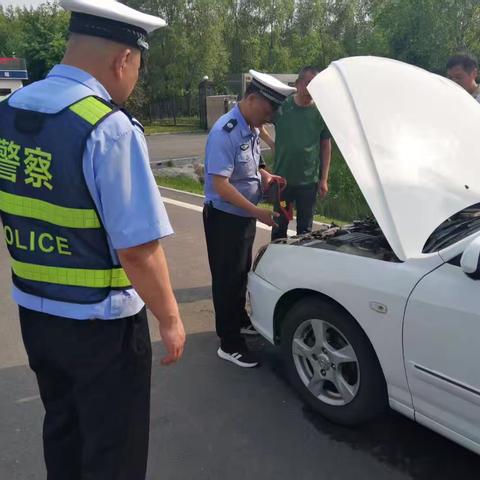 高速路上的温暖守护：桦南收费站工作人员与交警携手解困