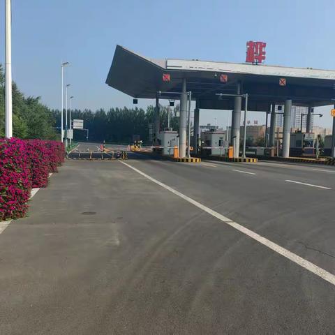 暖心故事在桦南收费站接连上演：雨中情暖老人心，危急时刻解车困