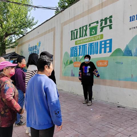 路南区学院南路街道办事处开展“桶边指导齐到位，养成习惯共分享”分类垃圾宣传志愿服务活动