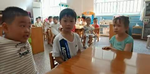 爱国在我心，升旗润童心：郫幼中一班升国旗活动